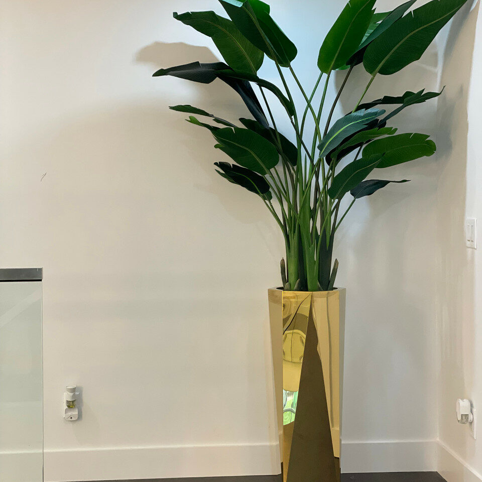 Goldene Prismavase mit Paradiesvogelpflanze (2,1 m)