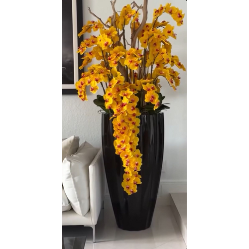 San Jose Vase in glänzendem Schwarz mit hängenden gelben Orchideen