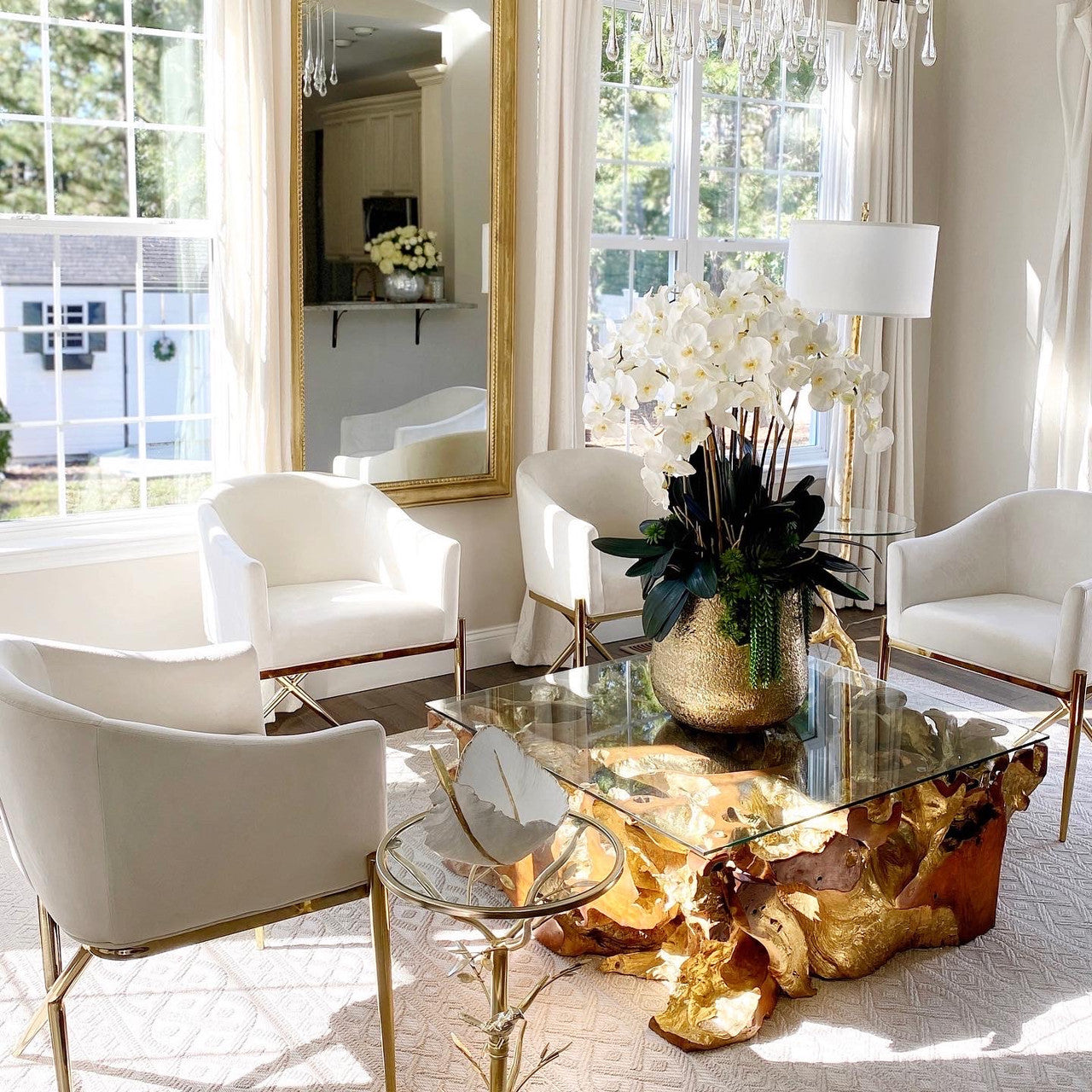 Delaney Vase in Gold mit mehreren Phalaenopsis-Orchideenstielen und Sukkulenten