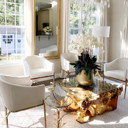 Delaney Vase in Gold mit mehreren Phalaenopsis-Orchideenstielen und Sukkulenten