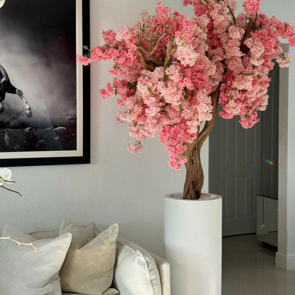 Mattweiße St. Tropez Vase mit personalisierten pinken Kirschblüten