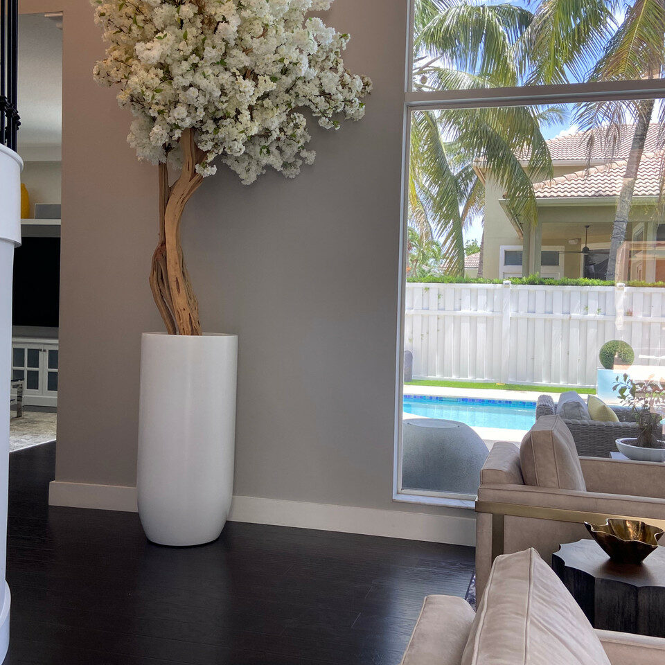 Mattbeige St. Tropez Vase mit weißem Kirschblütenbaum