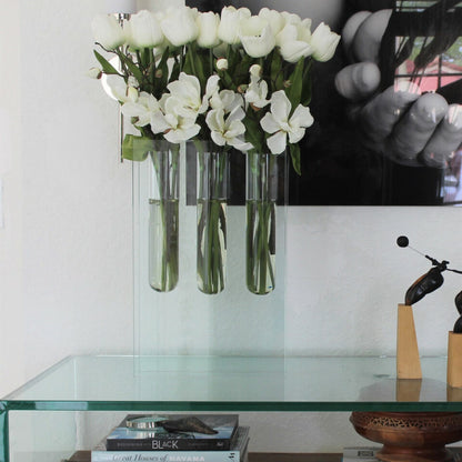 Dreifachvase mit weißen Tulpen