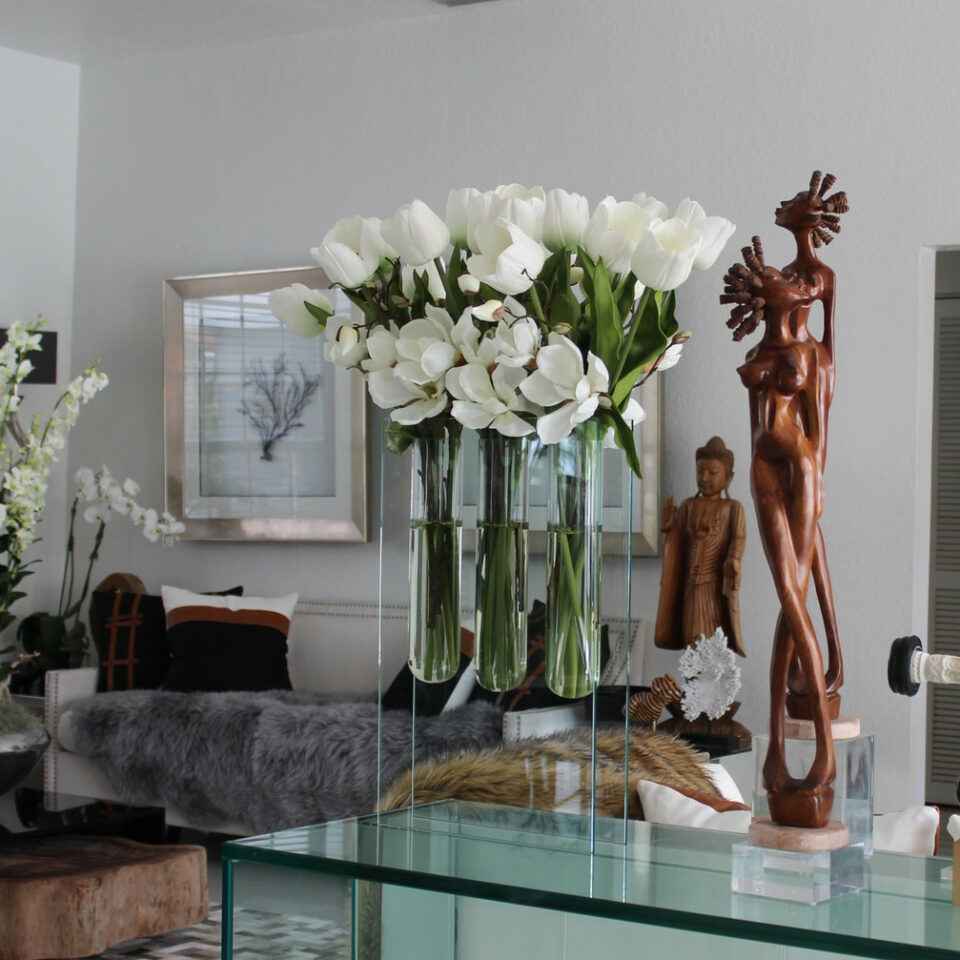 Dreifachvase mit weißen Tulpen