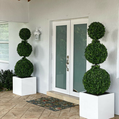 Dreifaches Kugel-Topiary mit großem Block-Fiberglas-Topf