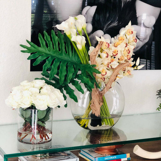 Lunar Vase mit Cymbidium-Orchideen und Calla-Lilien